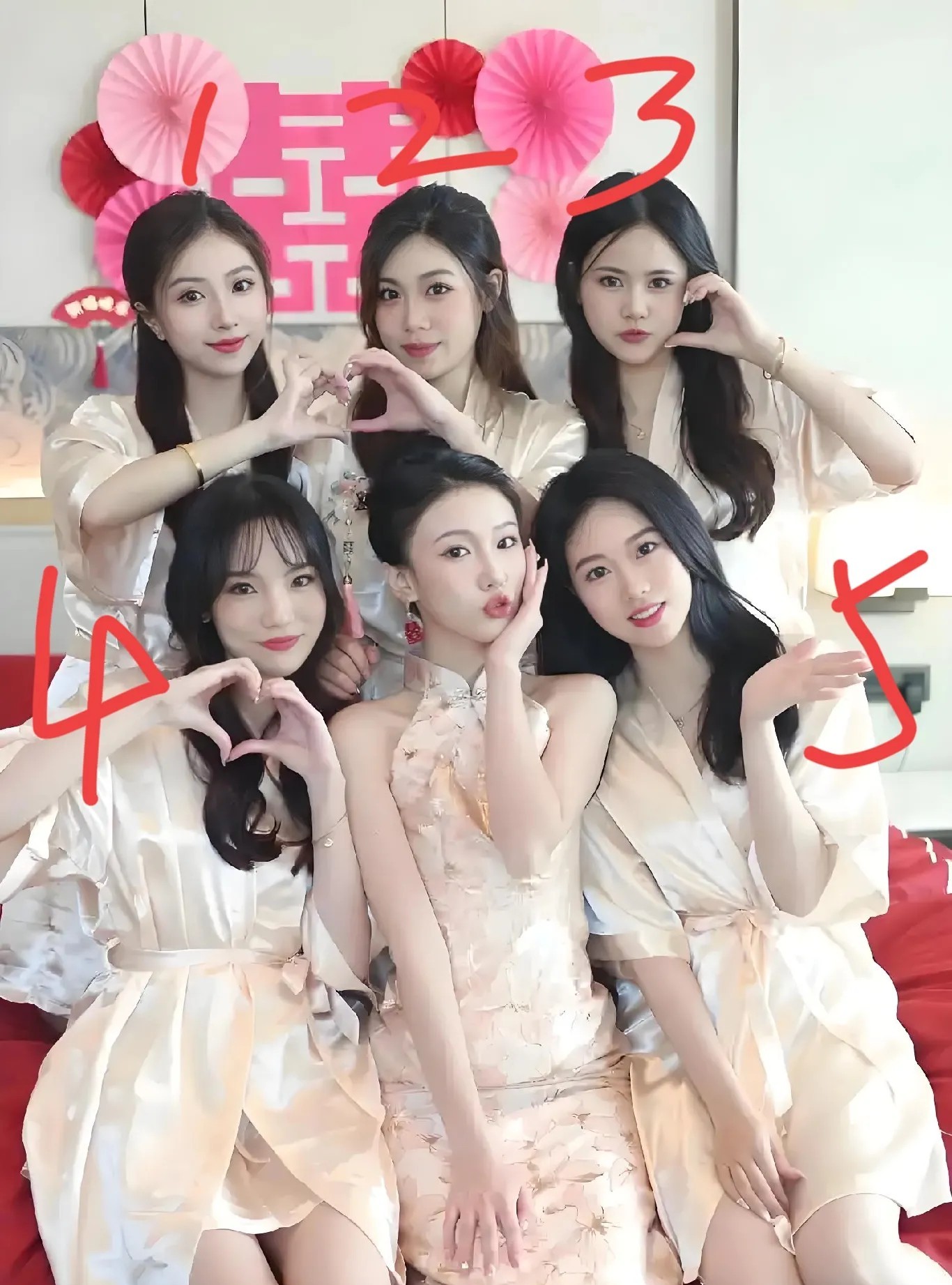都说新娘是最漂亮的我怎么感觉伴娘比新娘还漂亮如果从中挑一个你选哪一个？