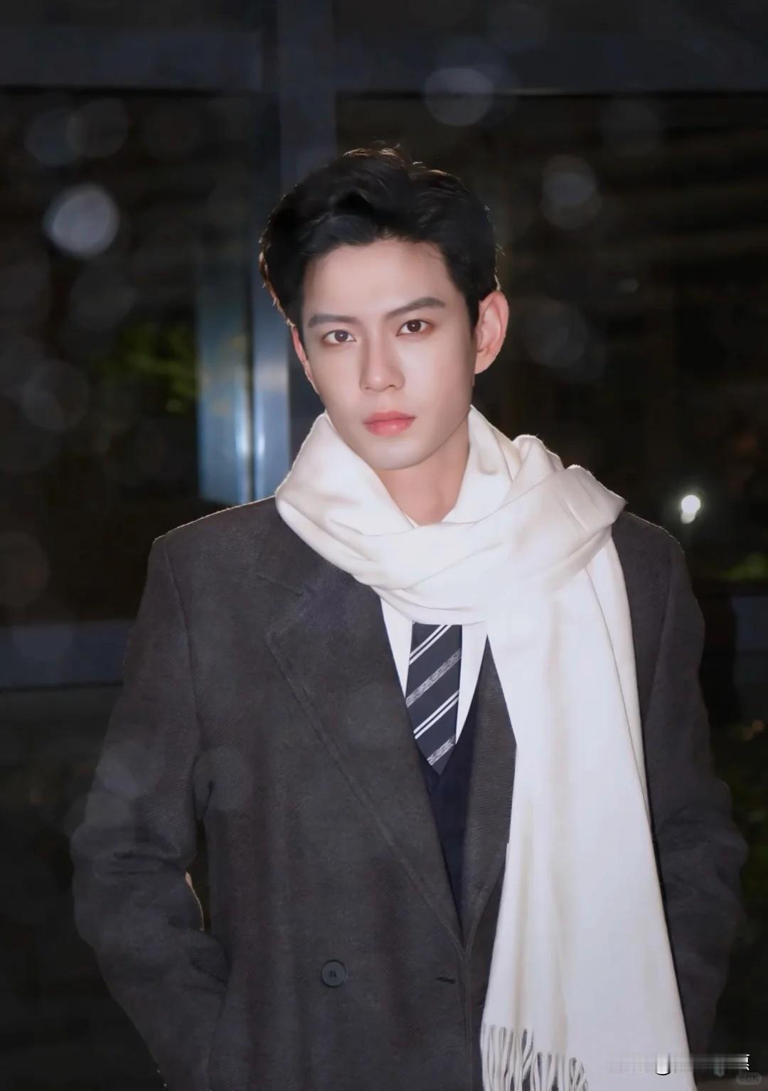 娱乐圈有两种演员：一种拼命往上挤，一种悄悄向下钻。黄浩雯属于后者。11岁