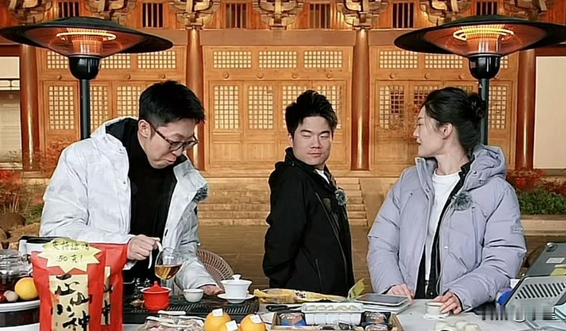 董宇辉得瑟起来了评论区的福建朋友夸他泡茶进步很大他立马开始指导汉森泡