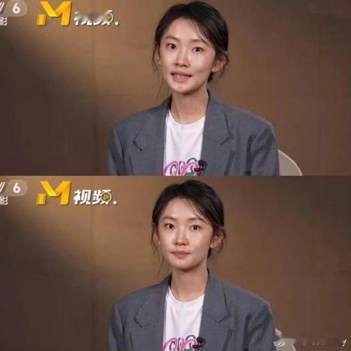 这位姑娘非常实在据说央视要求她素颜出镜，于是她毫不掩饰地以真实的面貌呈现​​
