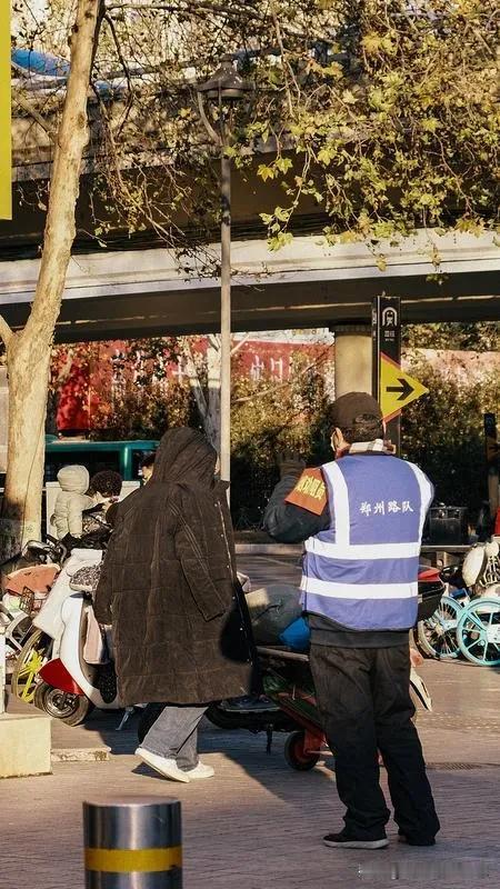 只靠打工攒下100万可能吗只靠打工攒下100万是可能的。有90后北漂月薪800