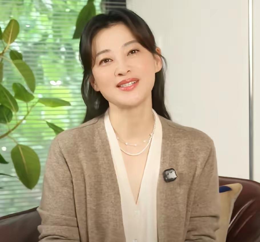 梅婷直播卖货，一点都不奇怪。第一、梅婷经纪公司是壹心娱乐，和董洁一个公司，本