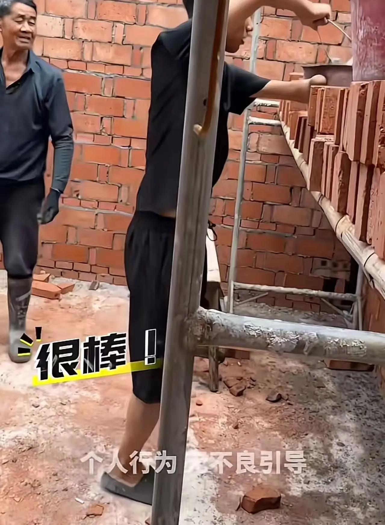 短视频叙事文案包工头带着残疾男子在工地上班，一天给他80块钱工资。不少路人、工