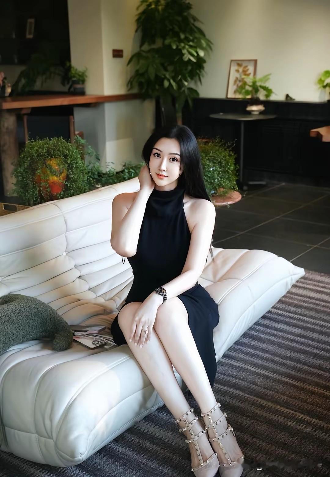 沙发真的好舒服又白又干净也软乎！沙发我家沙发真漂亮⿊⾊沙发经济实惠