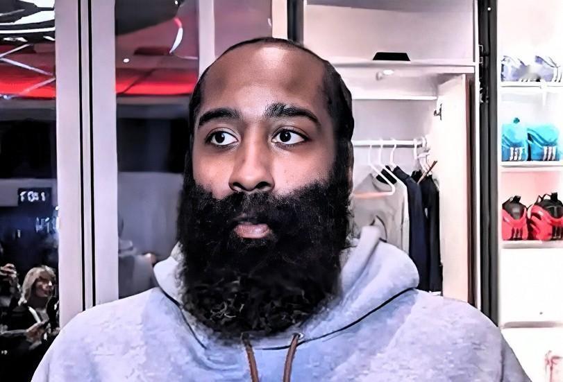 快船核心后卫哈登面对赛季初期起伏，终于松口承认球队还在磨合期。他接受采访时，