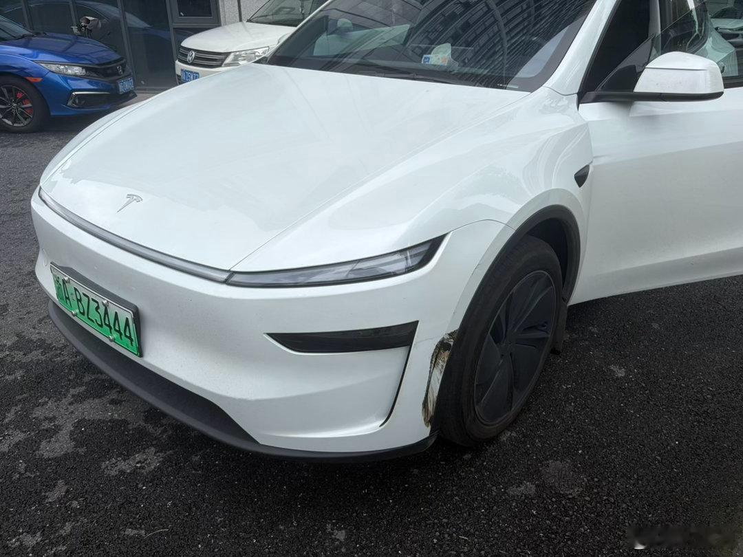 车子蹭到了，来特斯拉店里，两天就全都换好了，而且来回有帮打车，很满意​