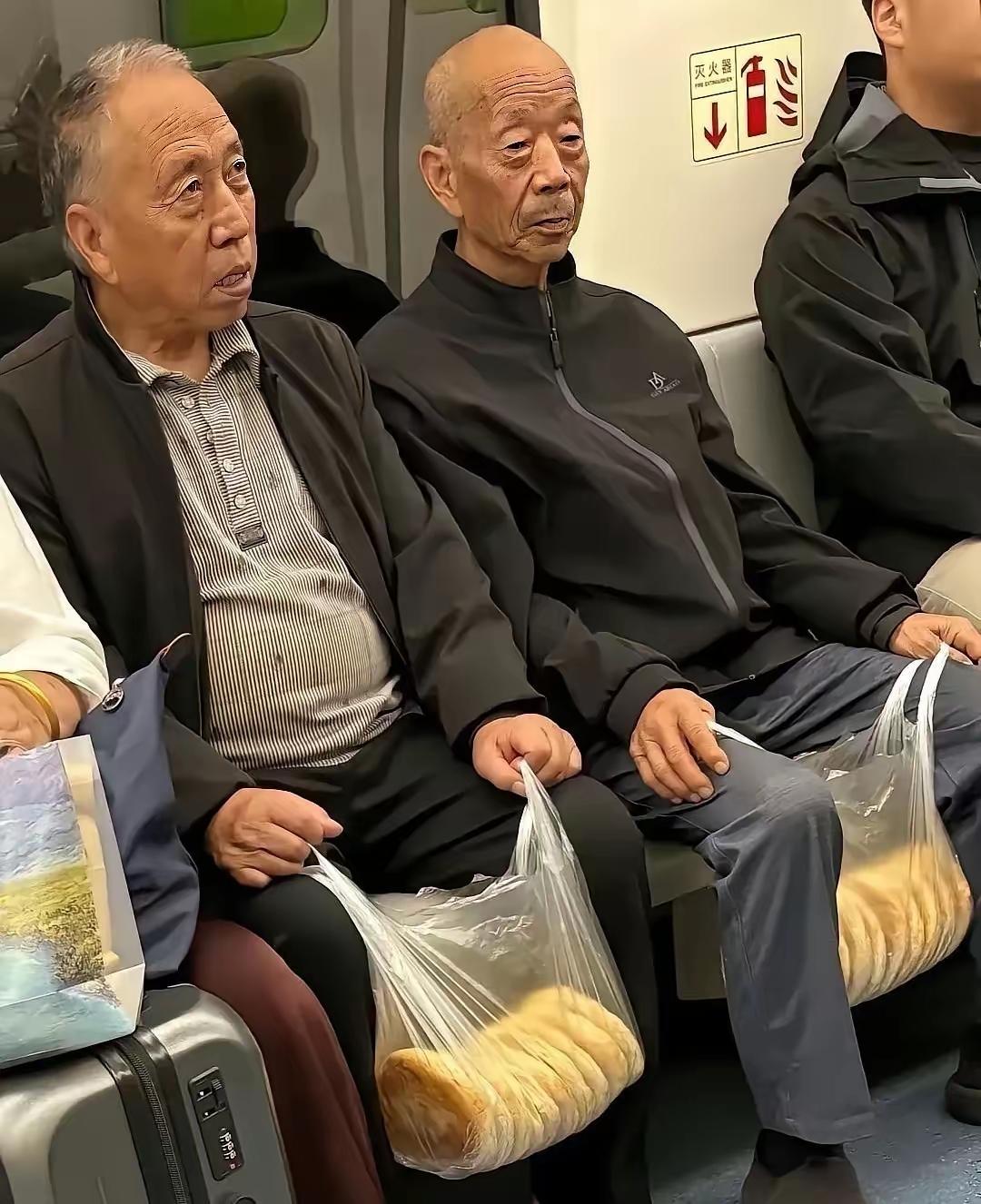 俩个老爷子结伴买油酥烧饼。坐地铁后，都不系装烧饼的塑料袋囗子。有许多人不理解老爷