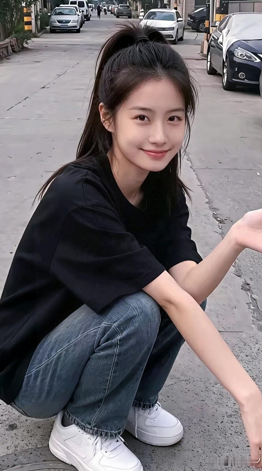 元气少女蹲街拍，黑T恤+牛仔裤，青春活力满满！😊📸分享你最喜欢的自拍照分享
