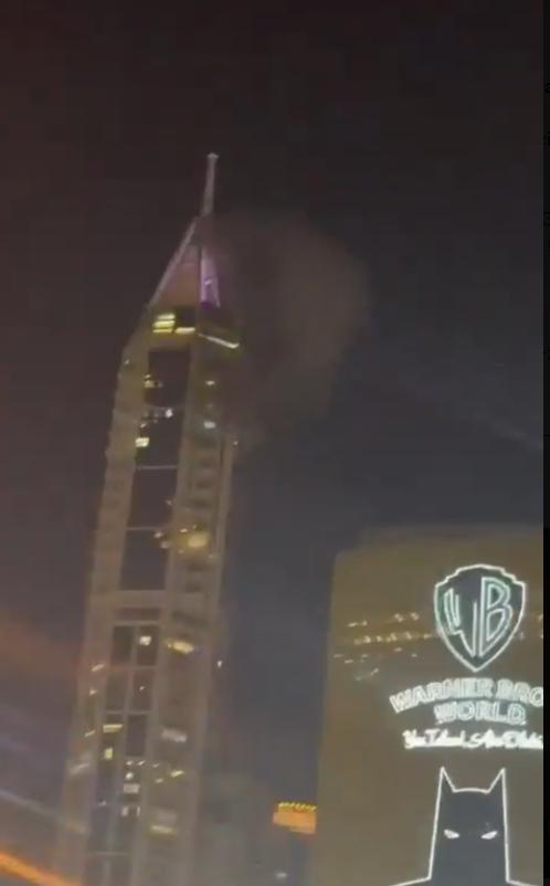 【迪拜传来一声巨响。据报道，包括深受游客欢迎的迪拜码头区在内的迪拜多个地区都听