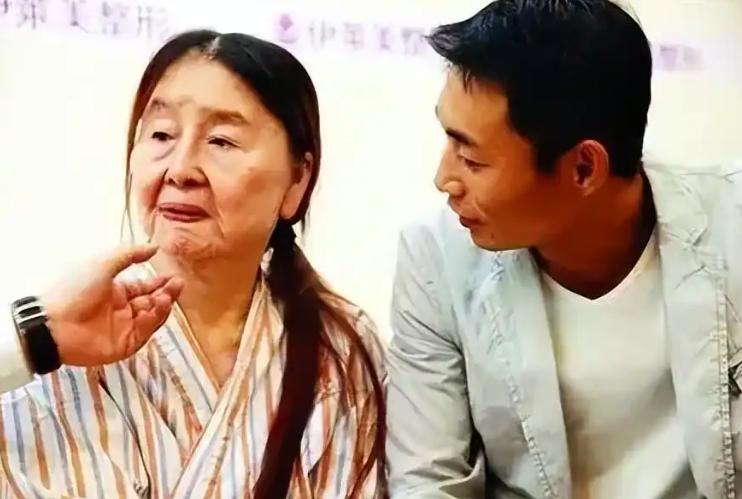 2005年，20岁的胡娟生下自己第一个孩子。她的脸，忽然开始一天比一天衰老。没过