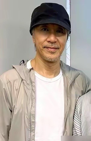 周星驰一家子太奇怪了，父亲94，母亲90，他自己64，个个高寿。