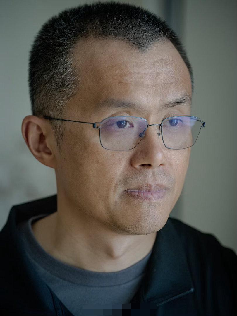 赵长鹏如今定居阿布扎比，坐拥1140美金财富。虽然法律禁止他管理币安，但他依旧是