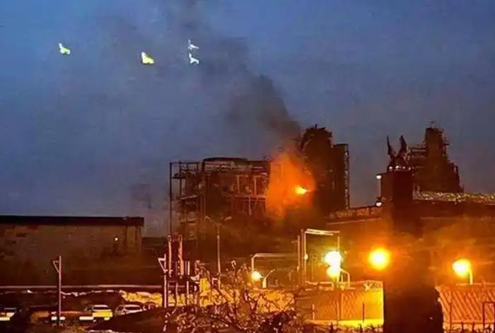 乌克兰最大的油气巨头一夜之间化为火海，7处核心能源厂被炸塌。防空导弹一颗都拦不住