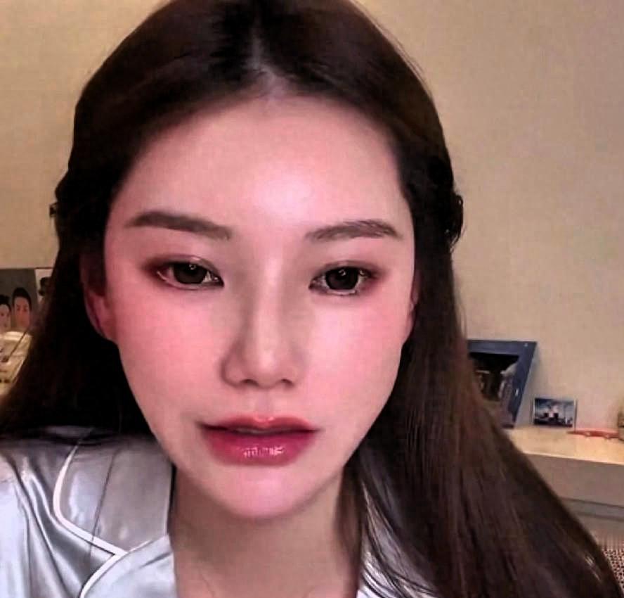 马筱梅的美食之旅，下午茶里的感动直播里她说要带家人去玩，吃很多好吃的，大家还挺