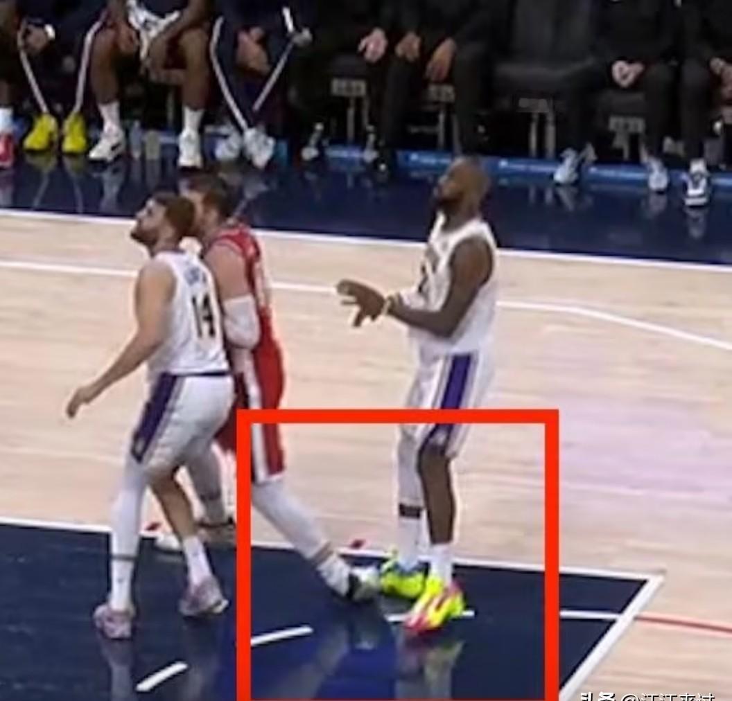 刚找到赢球秘诀的快船，被自己的秘诀先放倒了。祖巴茨踩上勒布朗的脚背，左脚踝向外