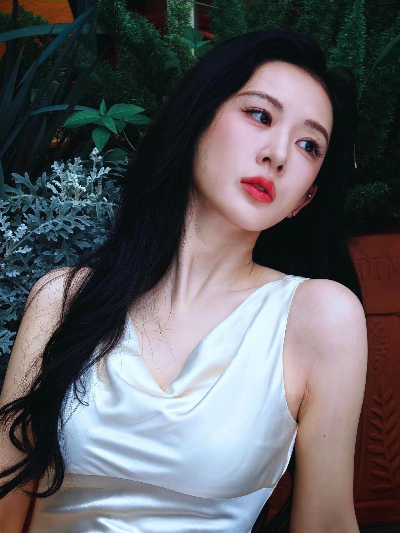 《素光私语》时尚街拍美女创作者中心创作灵感乌黑长卷发自然散落肩头，眉眼清澈