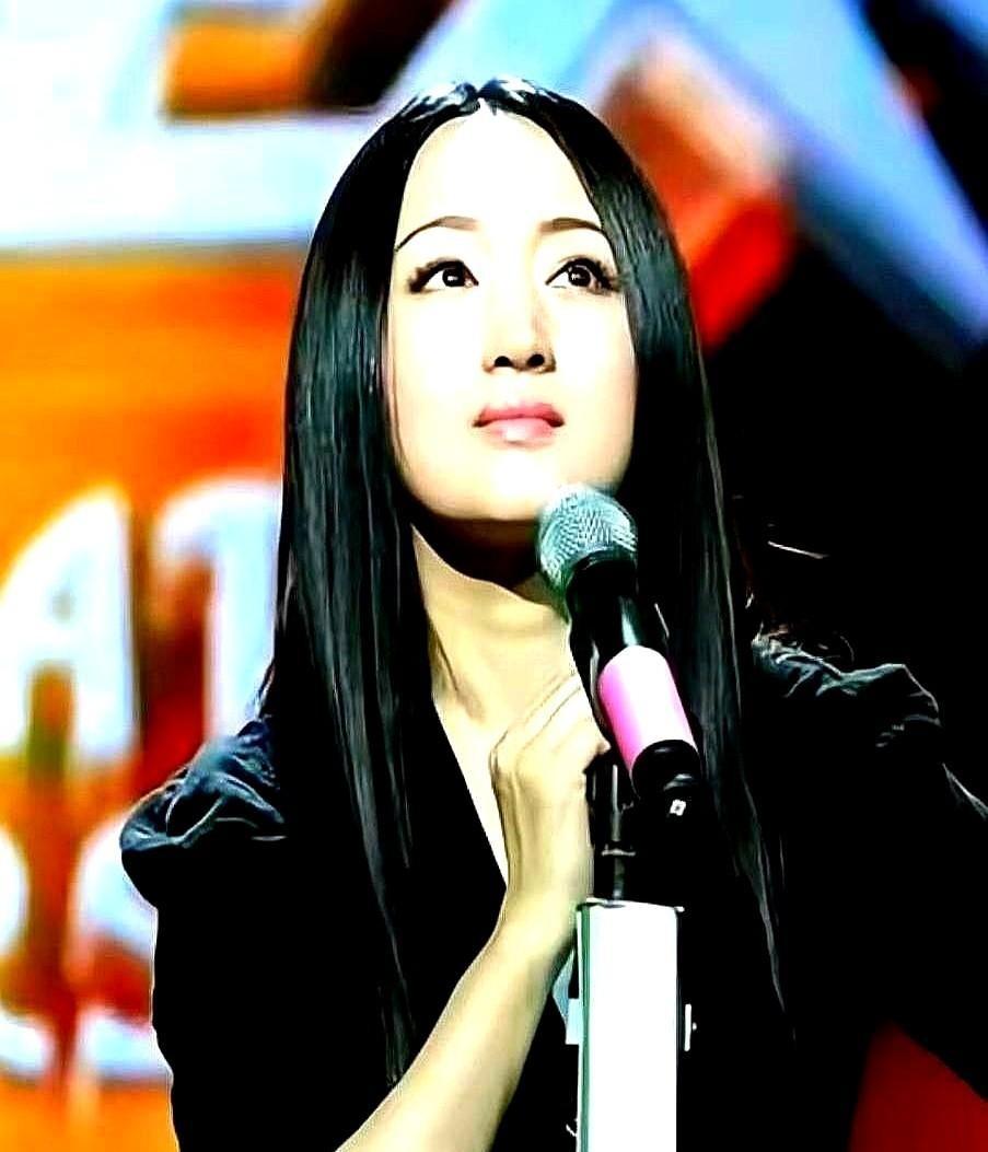 黄楚玲在直播间公开指责杨钰莹，引发网友热议。据悉，黄楚玲与赖文峰育有两子却始终未
