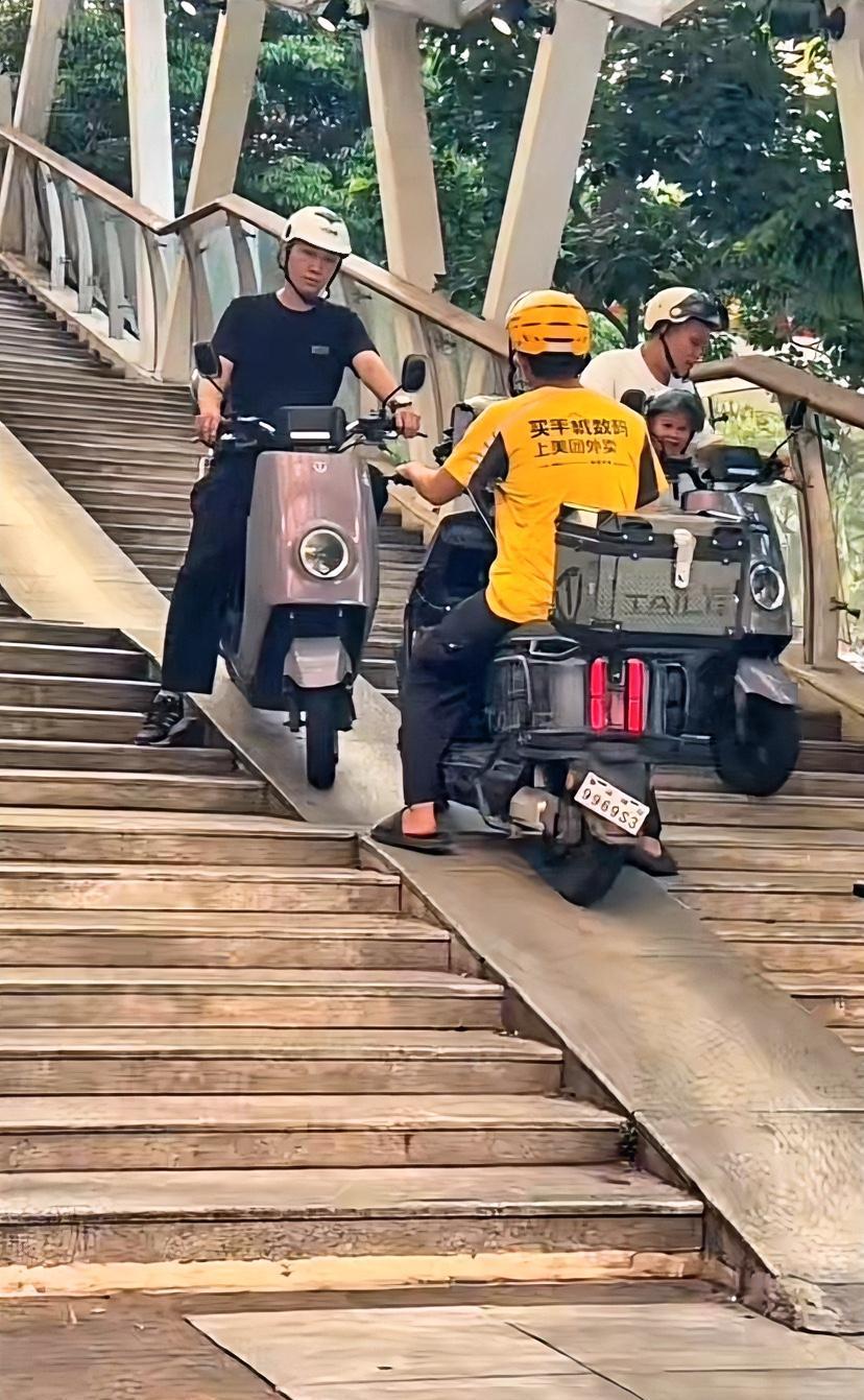心宽不计较不复杂的心态已经从楼梯下了。