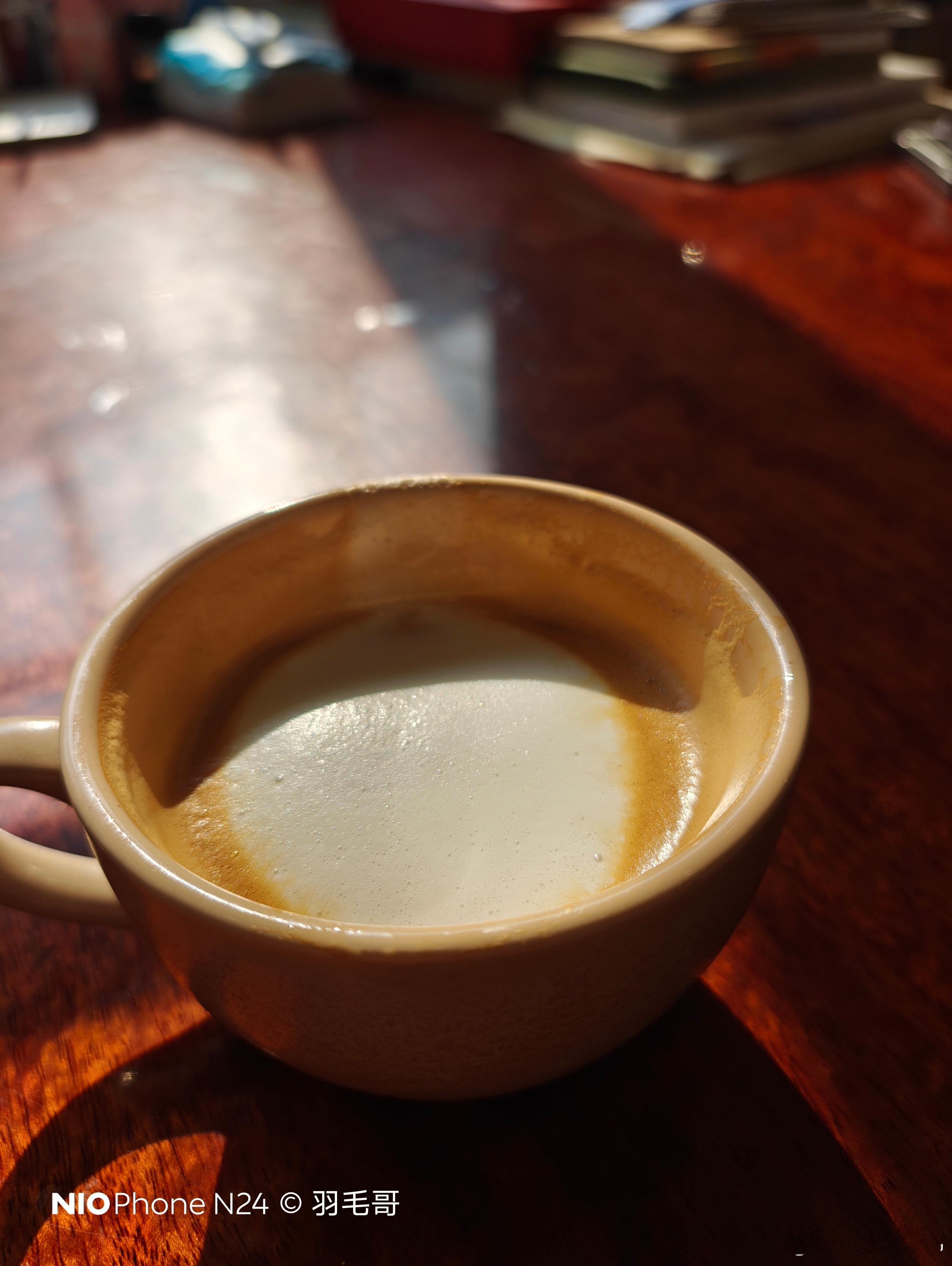 我一边在看蔚来首发量产线控转向的硬核技术故事，一边在吃蔚来惊喜商城的零食。我也是