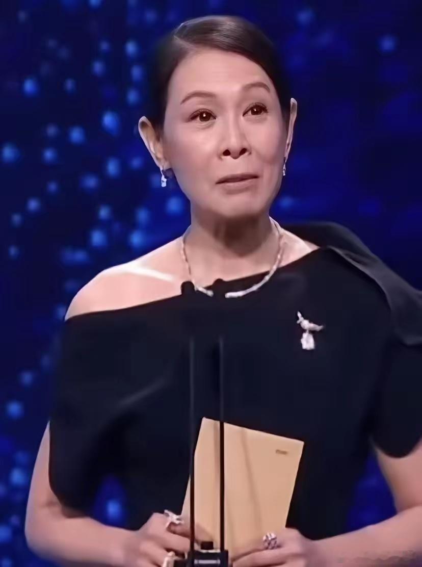 55岁的刘若英，给所有想怀孕的女性提了个醒，再有钱再有颜，也千万不要等到40多岁