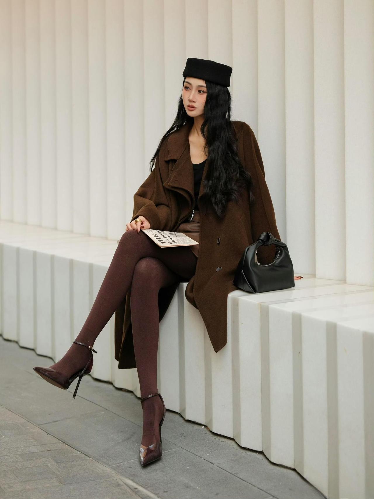 这套穿搭是复古高级的同色系秋冬风，质感与氛围都很出彩。全身以不同深浅的棕色为主调