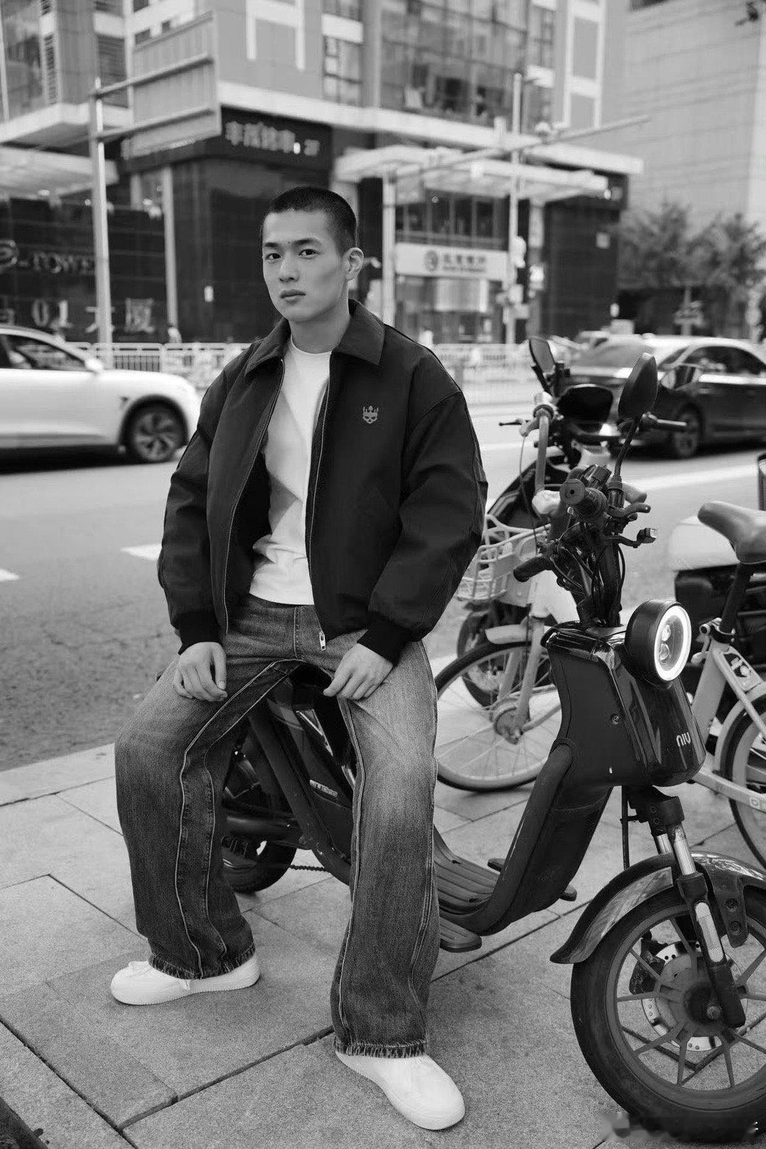 这张脸就是为军旅剧而生的！利落寸头搭配眉间痣，棱角分明的轮廓自带军人气场，光是站