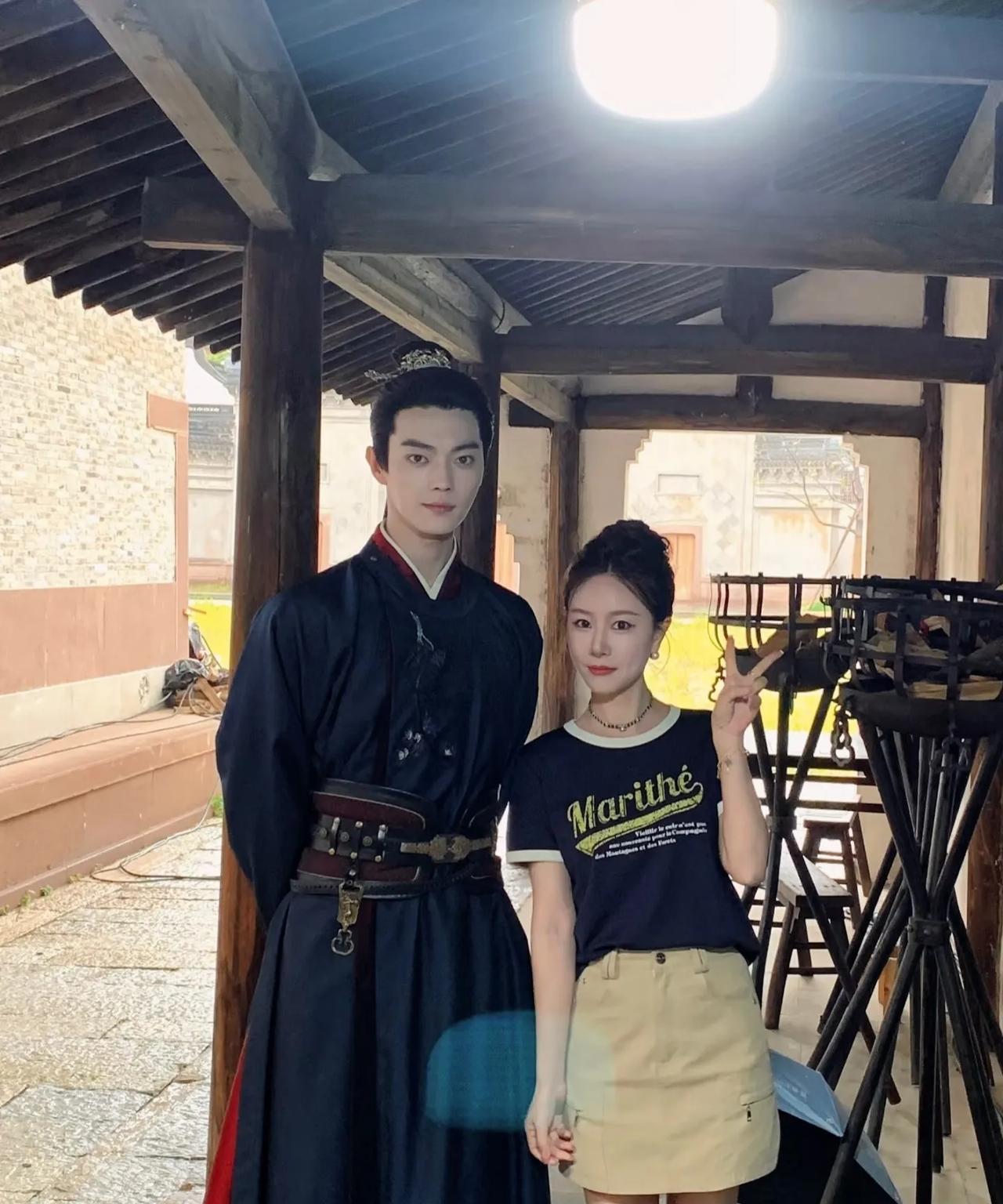 许凯和这个女士今天合照了，而且这位女士说，她今天探班许凯沈润啦！说许凯帅到发光呢