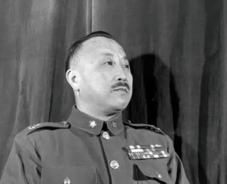 1949年，卫立煌被囚禁，李明扬在看望他时，悄悄对他说：“卫兄，你可不能去台湾，
