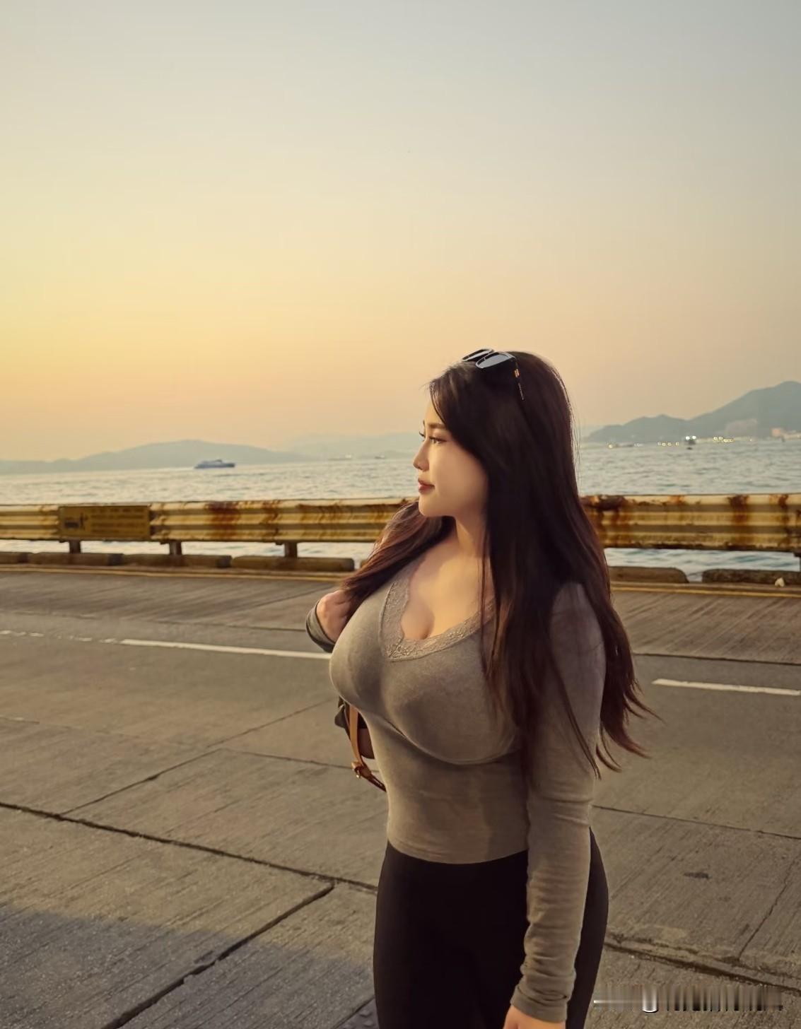 我读过最寂寞的一句诗词，是杜甫的“飘飘何所似，天地一沙鸥”。你看啊，诗人晚