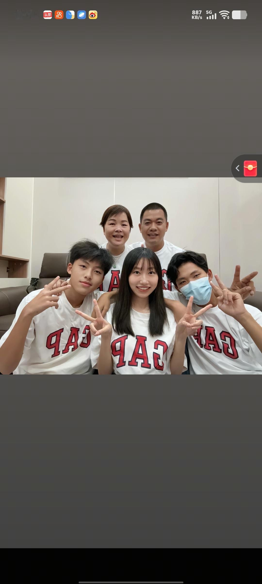 聪聪帮没文化的妈妈改简单微信名,妈妈搭肩落泪!他还电话叮嘱返程父母吃药叶锐聪
