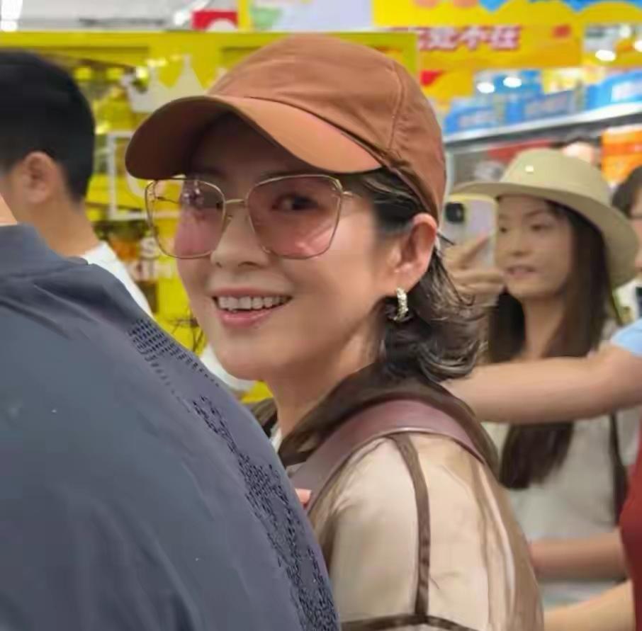 章子怡近期现身长沙，整个人瘦了不少，状态看着略显憔悴，头上也冒出不少白发，格外显