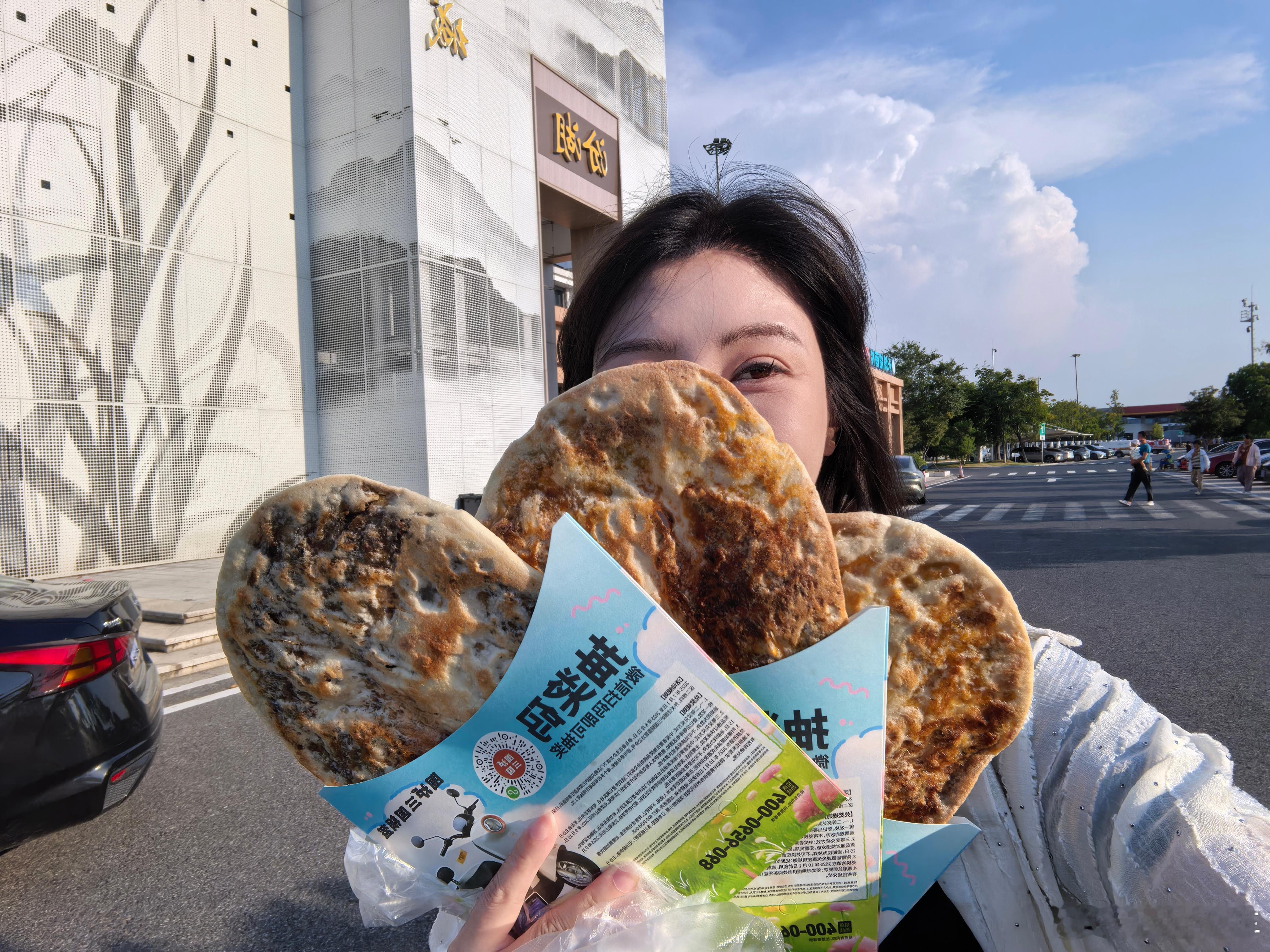 我好喜欢吃锅盔呀买了两个牛肉一个梅干菜竟然还有巧克力味的锅盔😲阿姨极力推荐，我