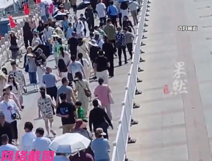 海南三亚有男子为新年过来游玩，特意花八千，还提前三个月预定三亚大半个月的民宿，本