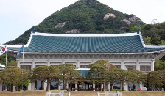 韩联社8月14日报道，韩国总统府发言人表示，在强化国会权力的前提下，推行总统四年