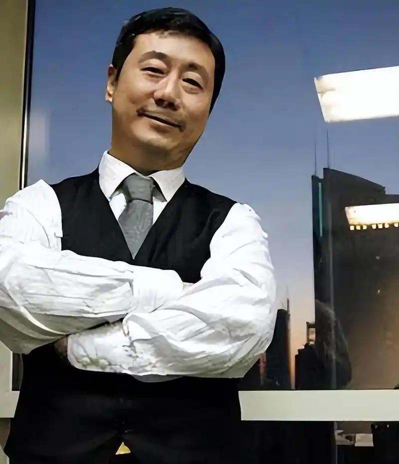 方宏进：私生活混乱，从央视主持到劳改犯，如今靠直播打赏讨生活主要信源