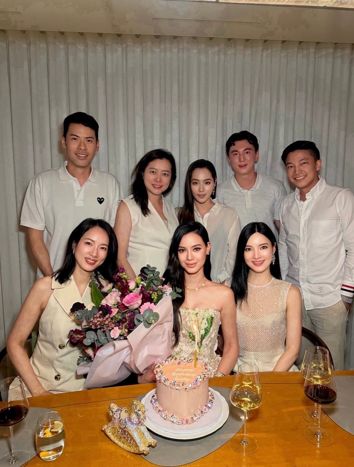 不受婚变影响，名媛林恬儿在友人们的簇拥下，庆祝42岁生日​​​