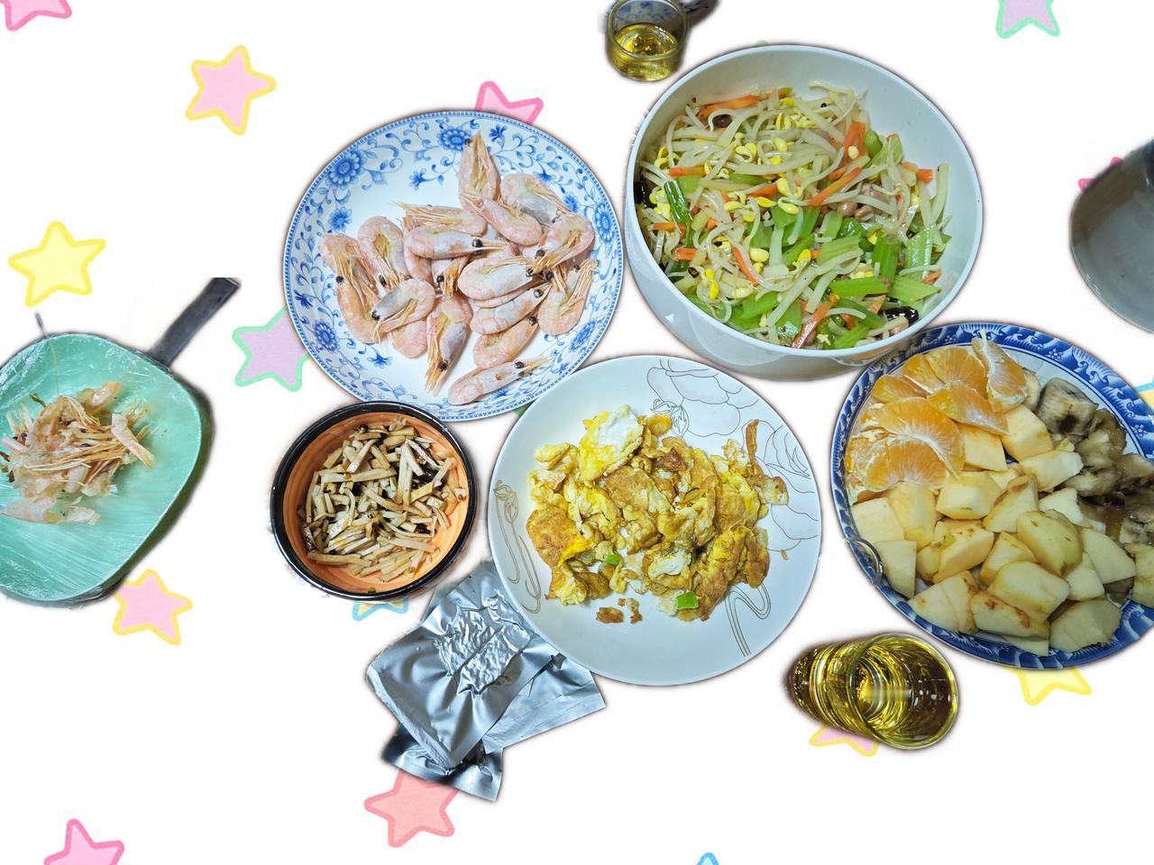 冬日生活打卡季满桌家常味，鲜虾、炒蛋配清爽素菜，再搭一碗水果拼，简单的饭菜里，藏