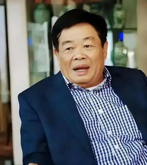 曹德旺曾说：经常往来美国，发现美国的明星不带货。因为明星属于高收入人群，不去抢底