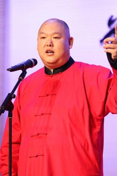 评书大师王玥波说，我现在每个月收入七八万，比以前好太多了，离开德云社是对的，不然