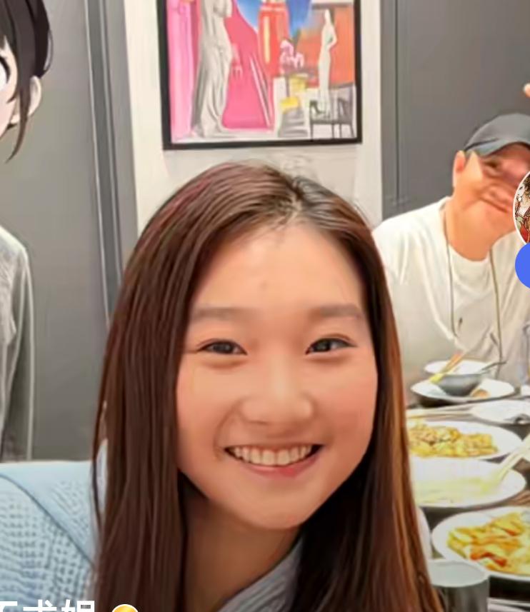 文爱玛又去支持爸爸文章的新店了，父女俩合影笑得十分灿烂。文艾玛身穿清新蓝色，笑起