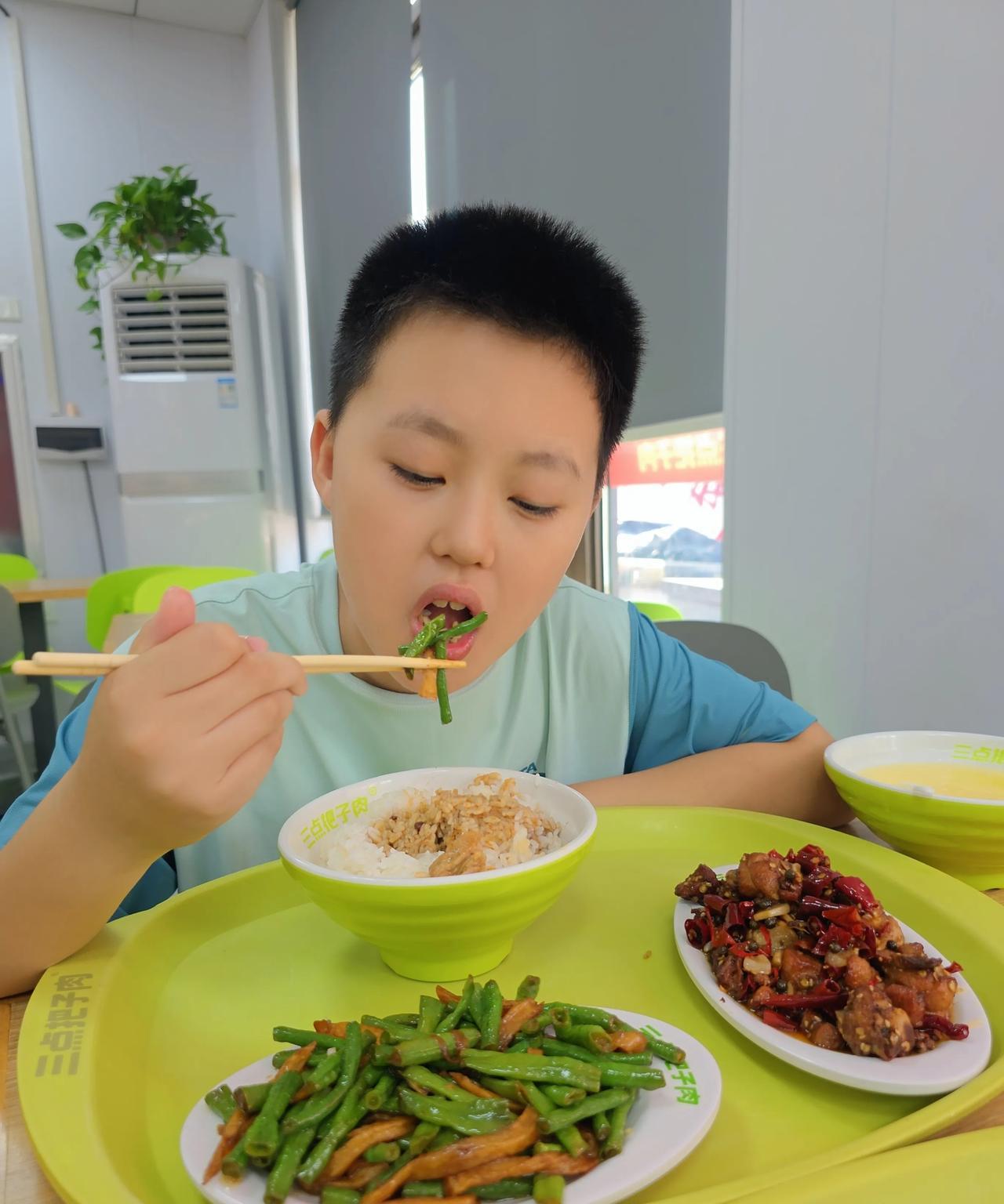 我相信，等他长大，也不忘不了这个地方……今天下午爸妈就来接他。中午问他想吃啥，