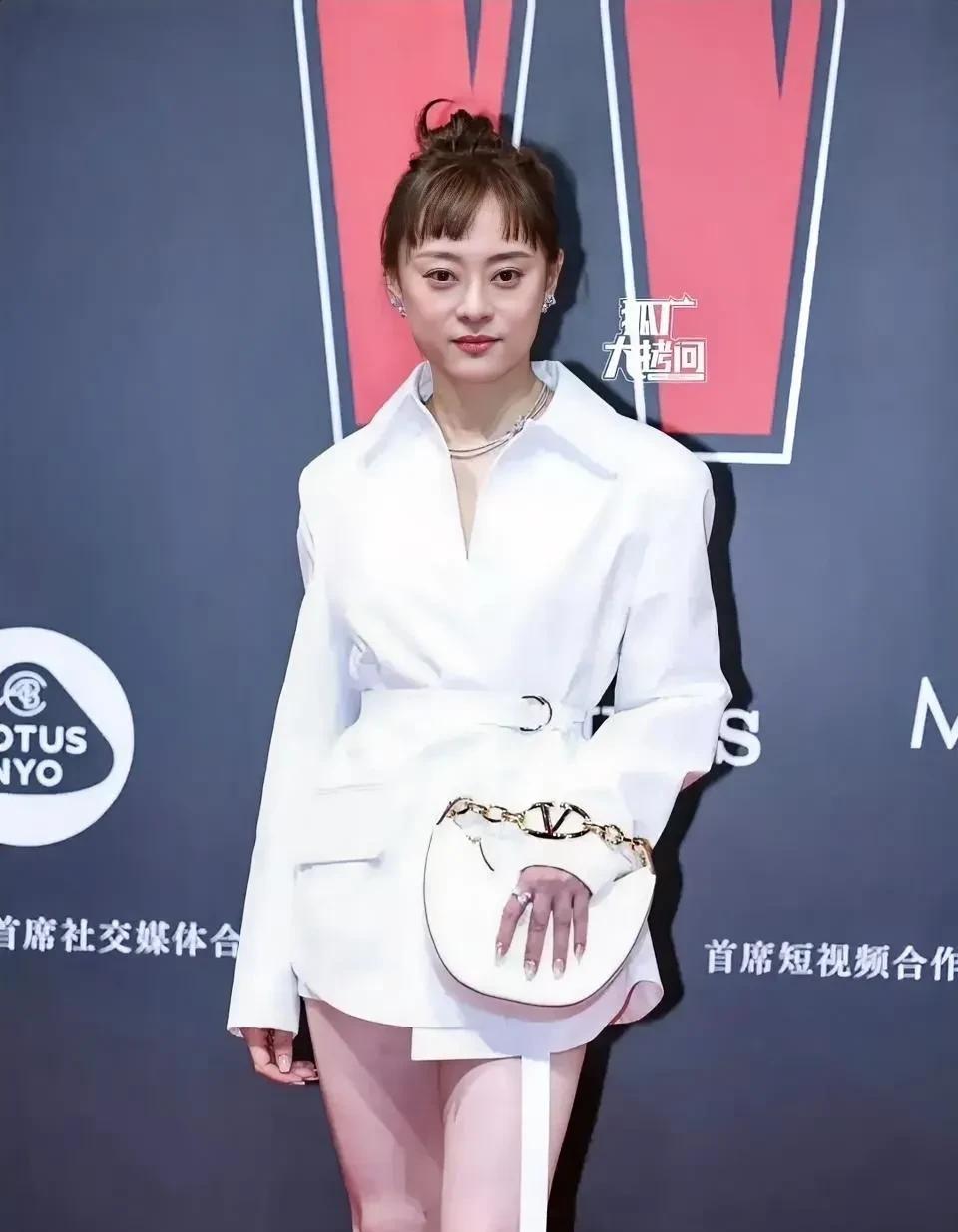 越来越看不懂孙俪了简直太迷了你说她好看吧，戏外的她没有一次是好看的，要么造型