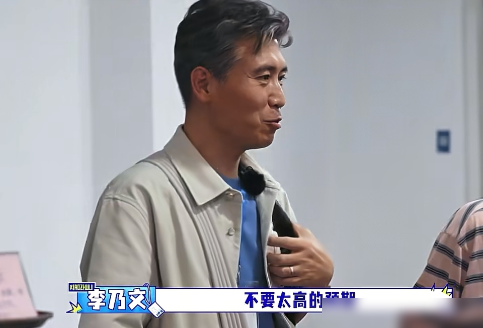 胡军给陈丽君拍完照，她看了一眼，憋出一句：有时候也可以管管我的脸。笑死。影帝当助理，光顾着构图，原相