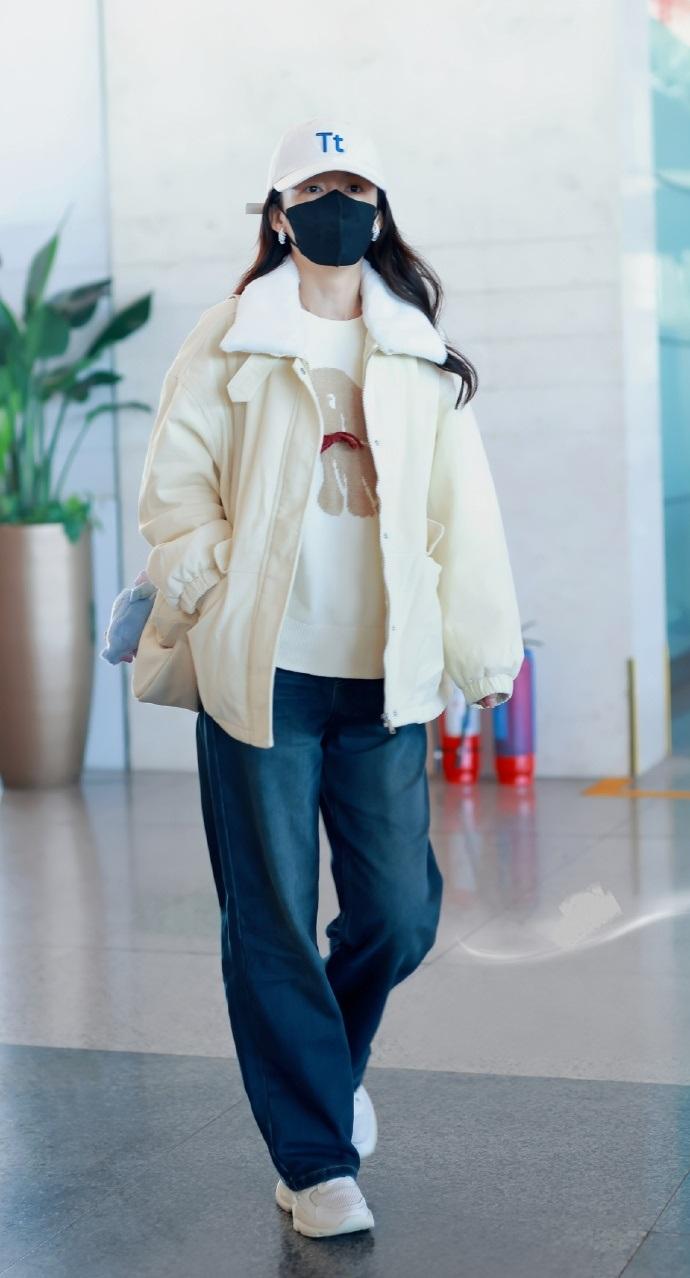 最近李沁现身机场，她这回搭配的很有清新时尚感，看起来也格外的年轻，真的好迷人。