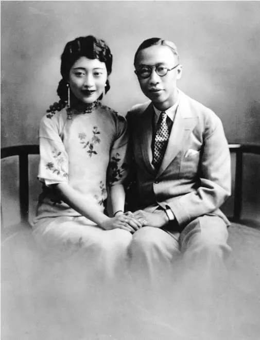 1934年，伪满皇宫里，溥仪在楼道撞见了侍卫李体玉。他慌张地提着裤子，嘴唇还沾着