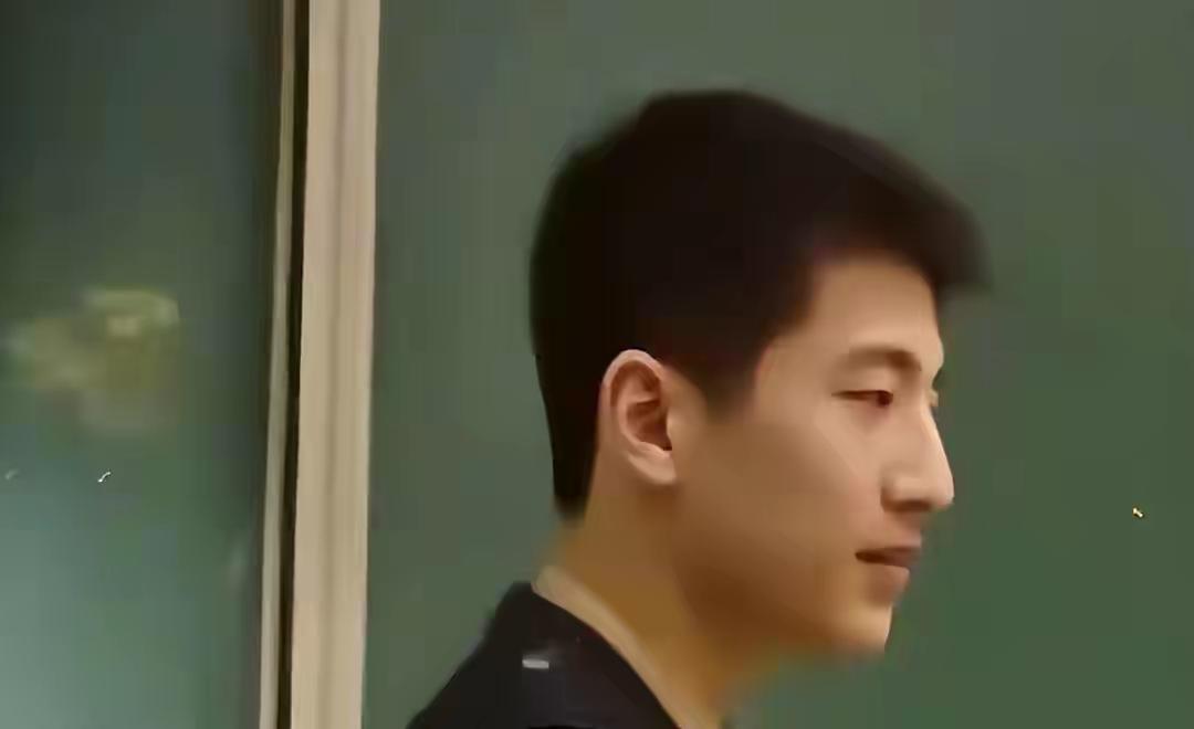 翻看张老师年轻时候的照片，真的很帅气，单眼皮男生，清清爽爽，韩范儿满满，高挑清瘦