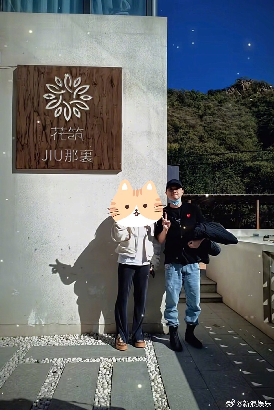 #包贝尔包文婧一同出游##曝包贝尔包文婧还是很恩爱#近日有网友偶遇包贝尔并合照，还称包文婧也去了，“