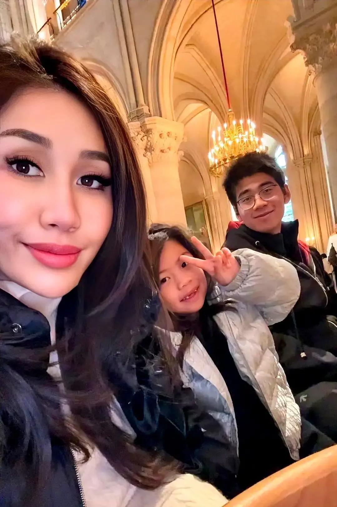 哈佛博士零绯闻，何超盈赌赢人生何超盈晒巴黎全家照，老公辛奇隆推着婴儿车，背