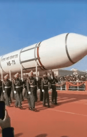 这个视频让我笑了半天！本来呢，一群三哥兄弟手抬着一枚巨大的火箭，就骇然，难道他们