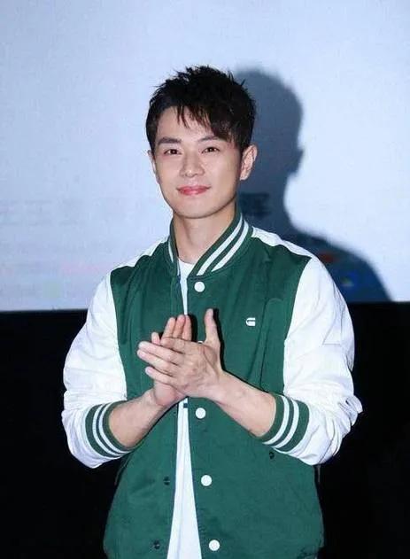 近日，演员曹骏新恋情曝光，引发热议。视频中，他与一位长发女生亲密互动，两人手挽手